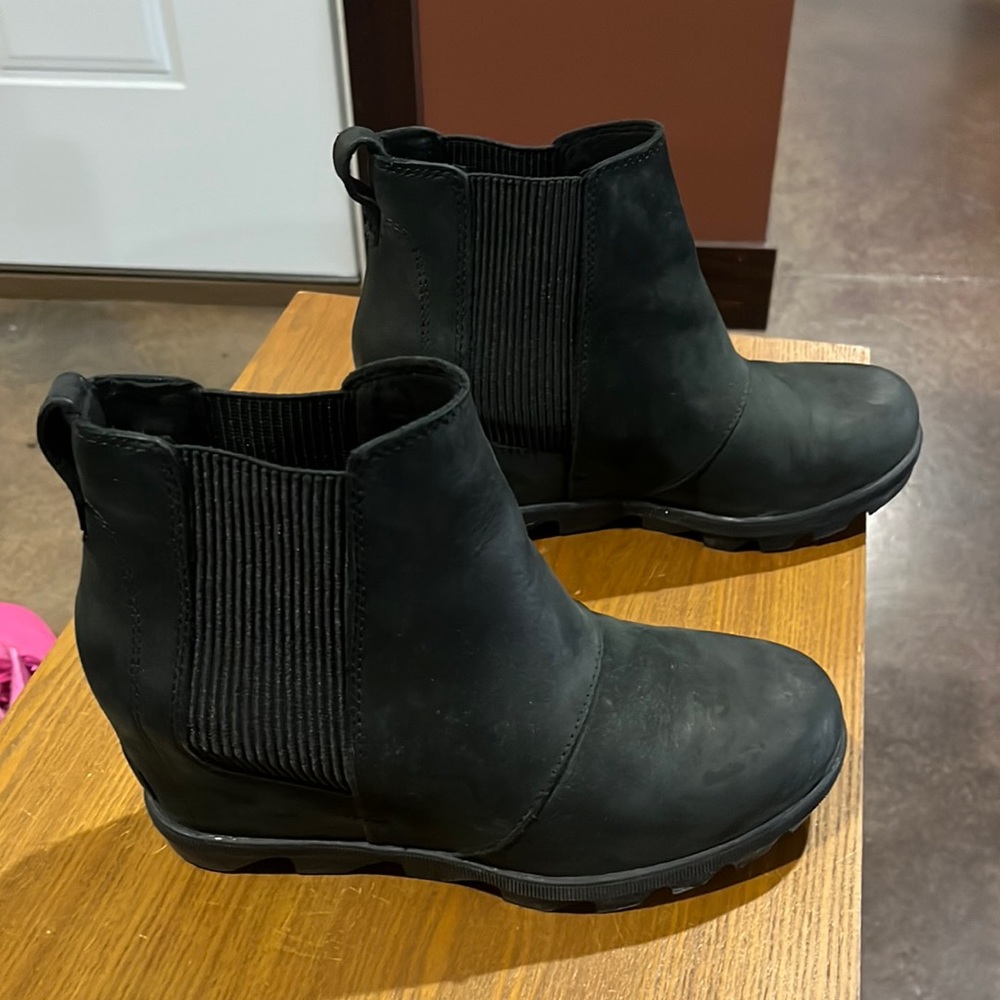 Sorel Evie Pull On Wedge Boot size 8. Waterproof and comfy!